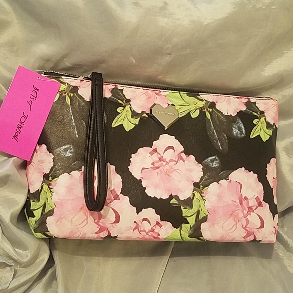 Betsey Johnson printed pebble wristlet NWT
